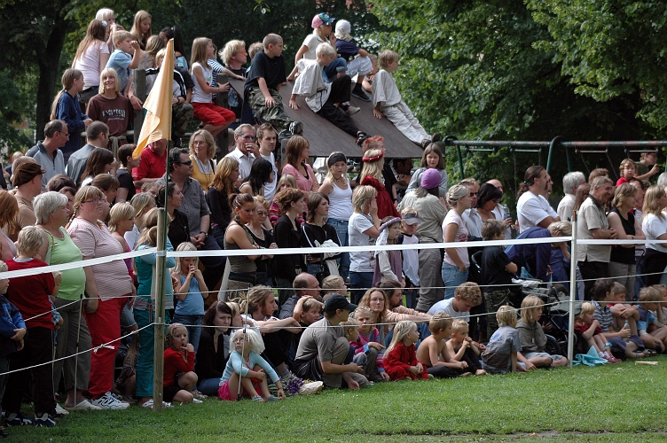 2005_0813 (28).JPG - Det var mycket publik som såg riddarspelet